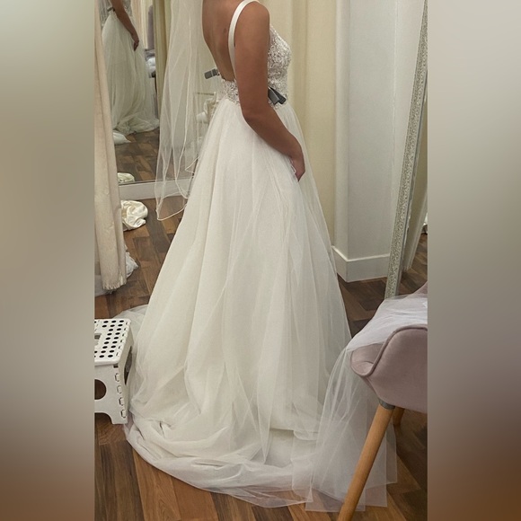 Custom Mira Zwillinger Wedding Dress. Size 6, fits more like a 2 - Picture 4 of 6